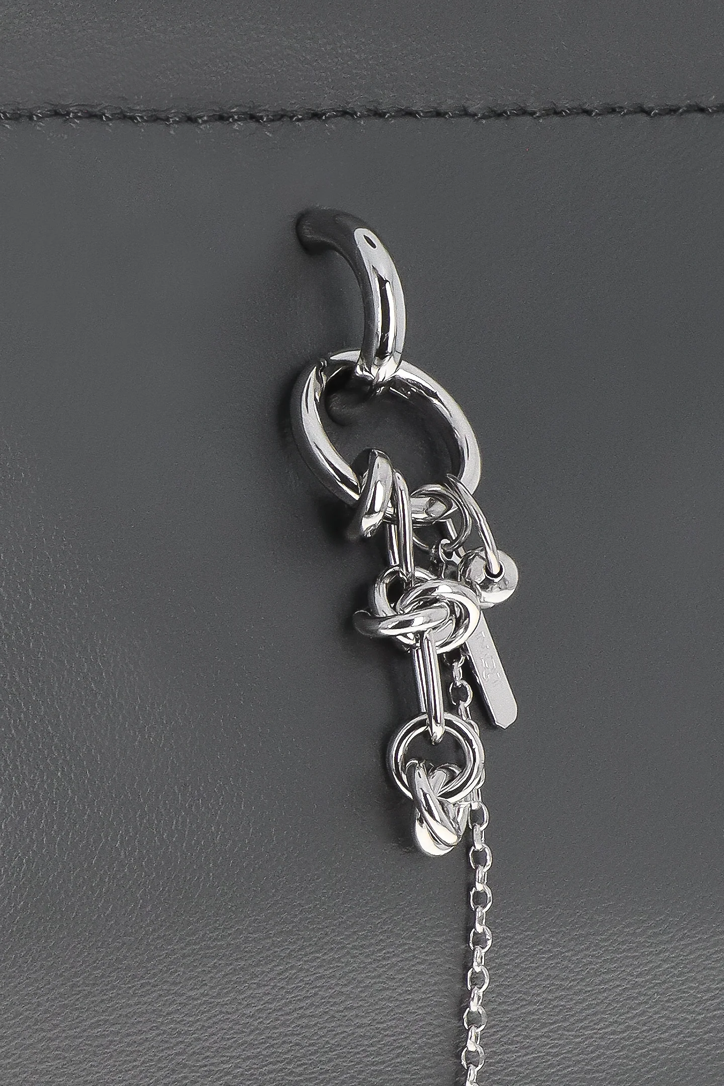 Flor grey bag with chain charm - Image 3