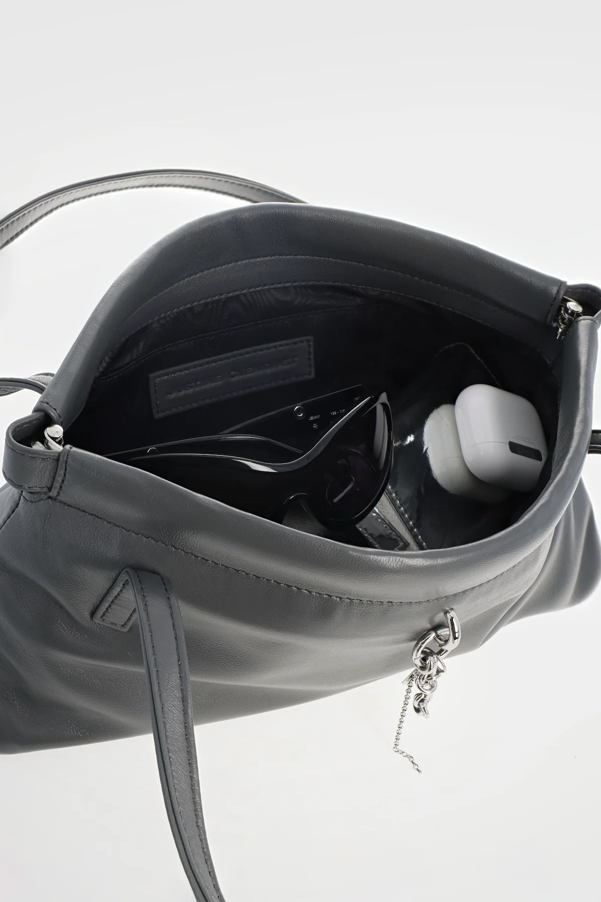 Flor grey bag with chain charm - Image 4